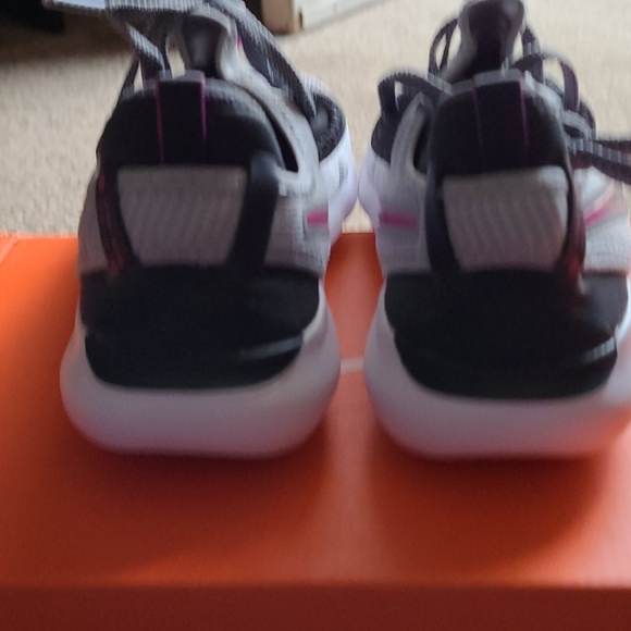 Nike - Picture 4 of 5